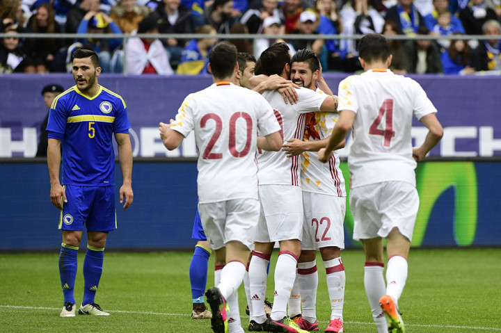 Nolito menggandakan keunggulan Spanyol menjadi 2-0 tujuh menit kemudian, namun Bosnia mampu memperkecil ketertinggalan menit ke-29 lewat Emir Spahic.