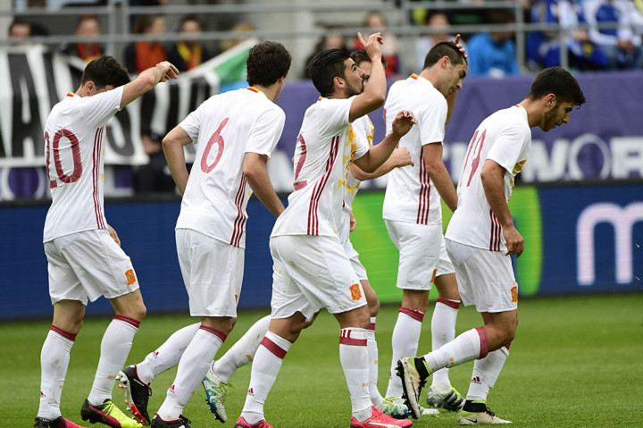 Para pemain Spanyol meluapkan kegembiraan mereka.