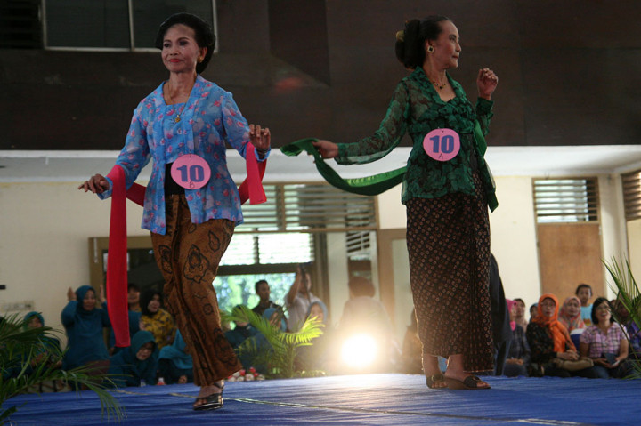 Puluhan Lansia di Kediri Ikuti Fashion Show