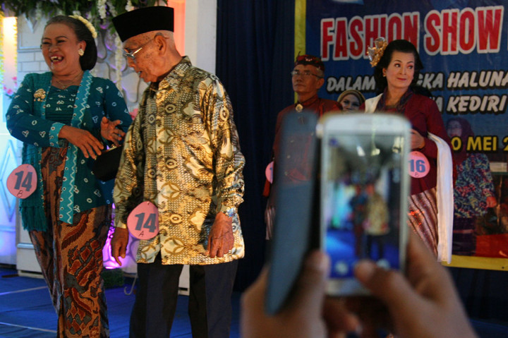 Puluhan Lansia di Kediri Ikuti Fashion Show