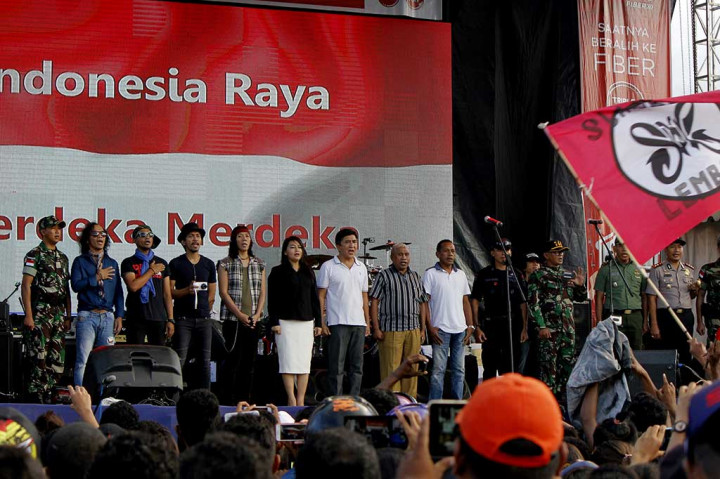 Bupati Kabupaten Belu Willy Lay (ketujuh kiri) bersama personel Slank menyanyikan lagu 'Indonesia Raya' sebelum pelaksanaan 'Konser Indonesia Perbatasan' di Atambua.