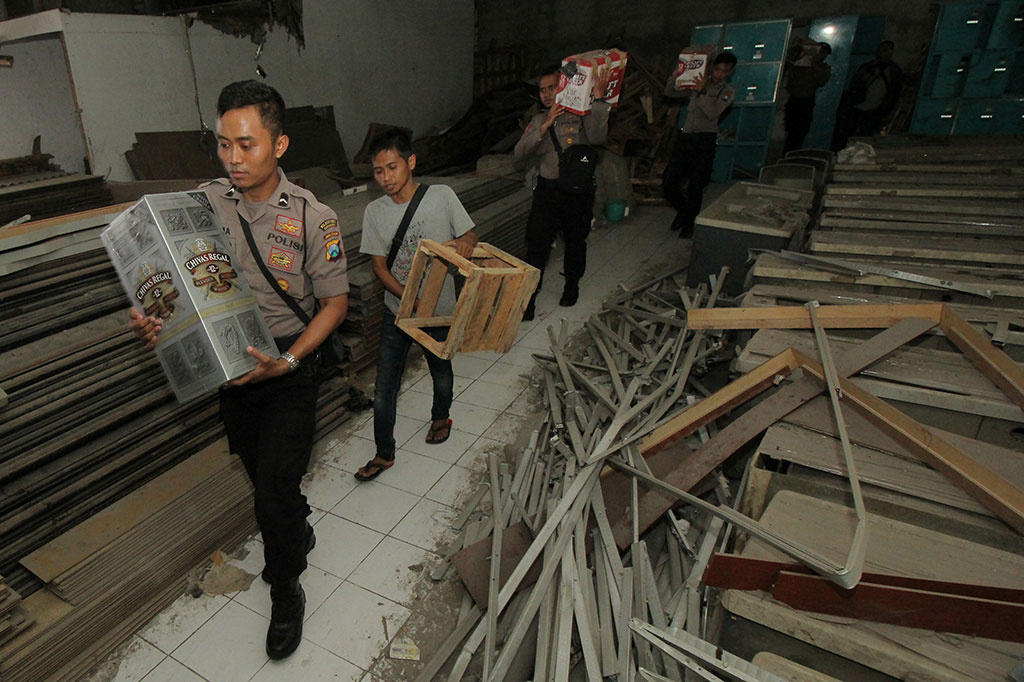Polisi Grebek Gudang Miras di Surabaya