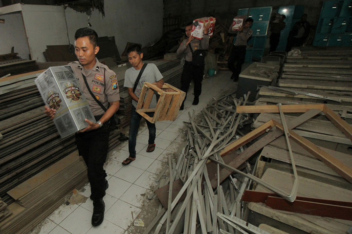 Polisi Grebek Gudang Miras di Surabaya