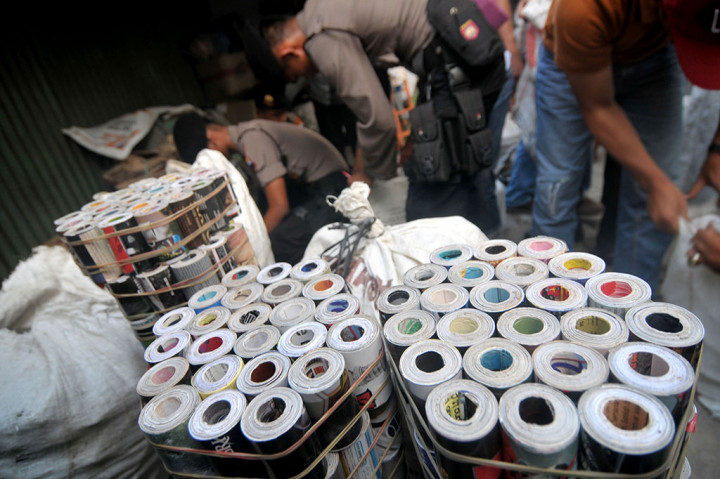 Polisi Sita Ribuan Mercon dari Sebuah Gudang di Tegal