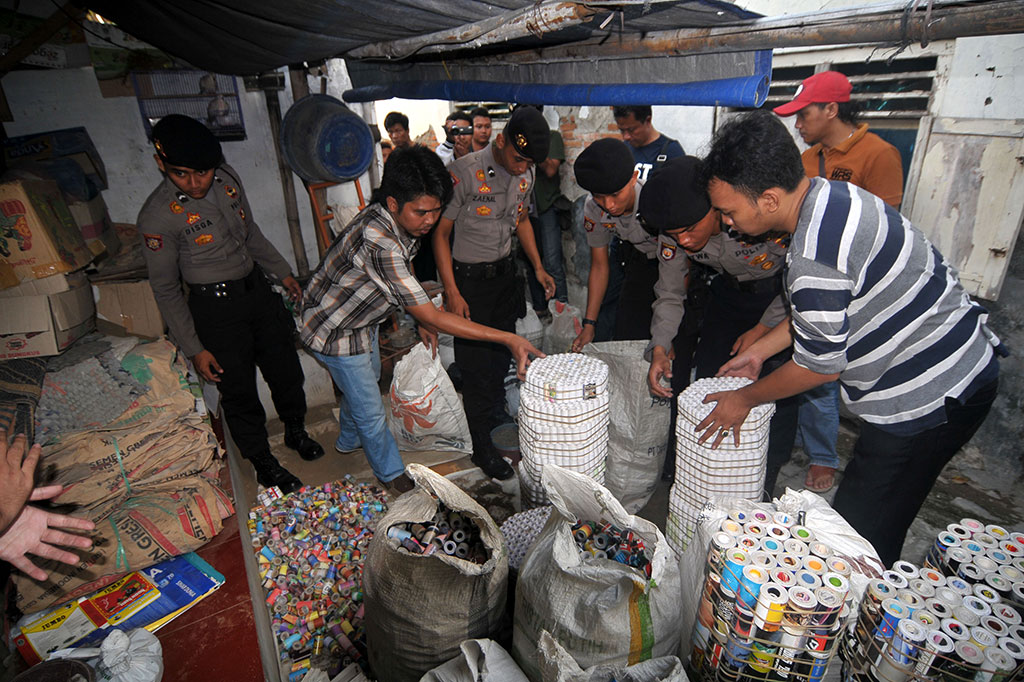 Polisi Sita Ribuan Mercon dari Sebuah Gudang di Tegal
