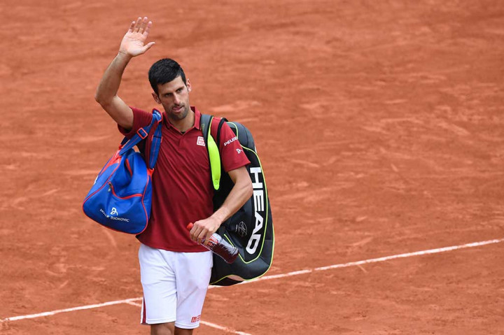 Djokovic melambaikan tangan kepada para penonton saat meninggalkan lapangan.