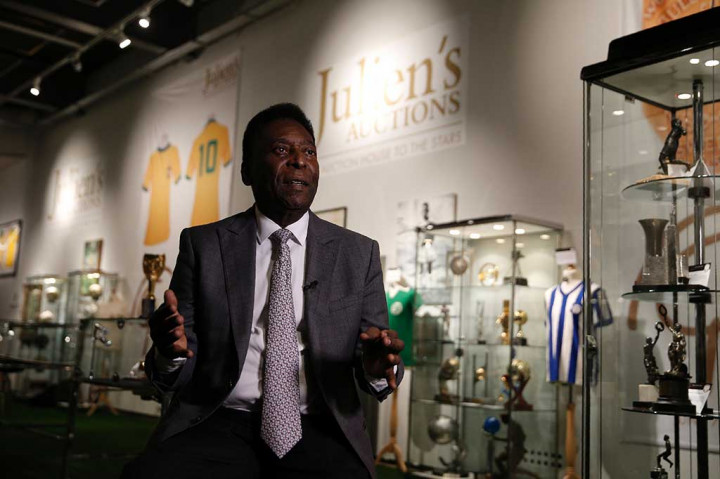 Pele berbincang dengan media saat mempromosikan lelang memorabilianya, di London, Rabu (1/6/2016) waktu setempat.