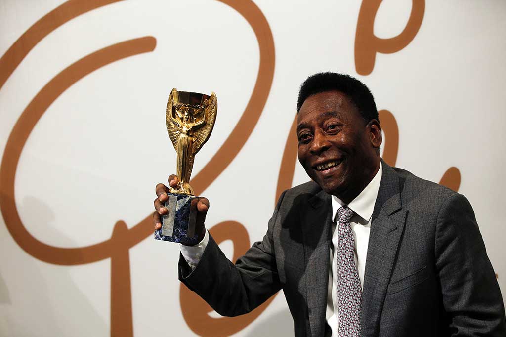 Barang-barang yang dilelang termasuk replika trofi Jules Rimet yang diberikan kepada Pele untuk menandai keberhasilannya meraih Piala Dunia 1970.