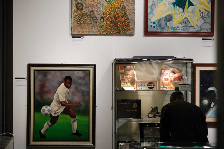 Begitupun sepatu yang dipakainya dalam film 'Escape To Victory' pada 1981 juga turut dilelang.