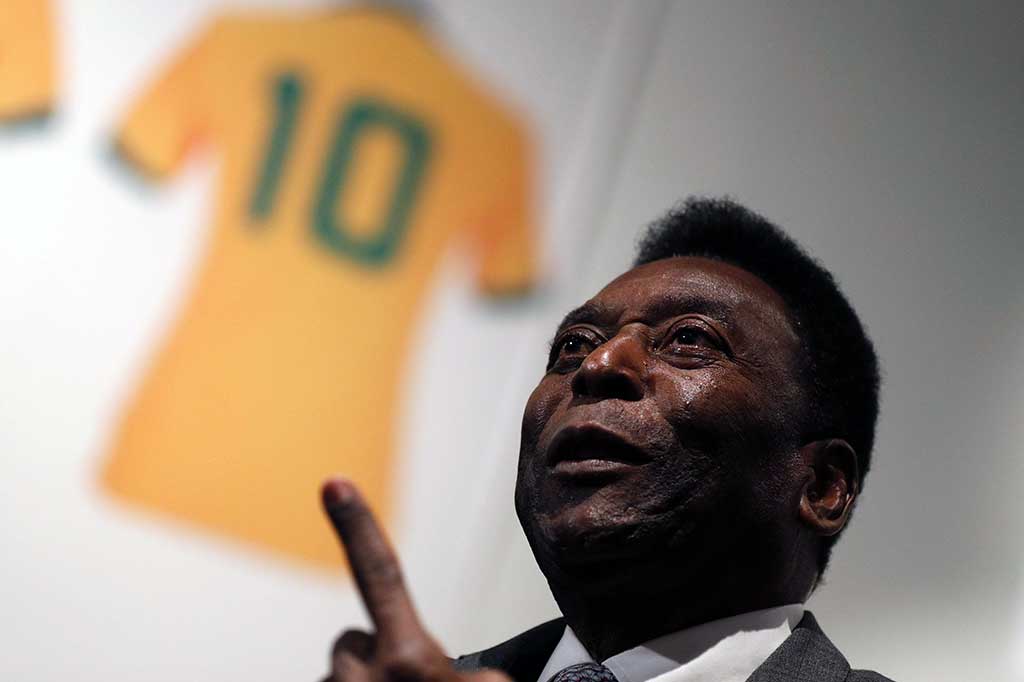 Pria 75 tahun pemenang tiga kali Piala Dunia tersebut menyatakan akan menyumbangkan sebagian hasil dari lelang untuk Pequeno Principe, rumah sakit anak terbesar di Brasil.