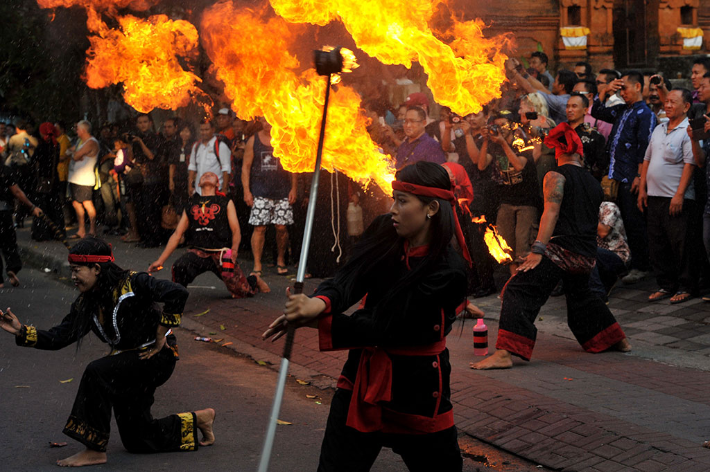 Seniman Kota Batu membawakan kesenian Bantengan dalam parade budaya.