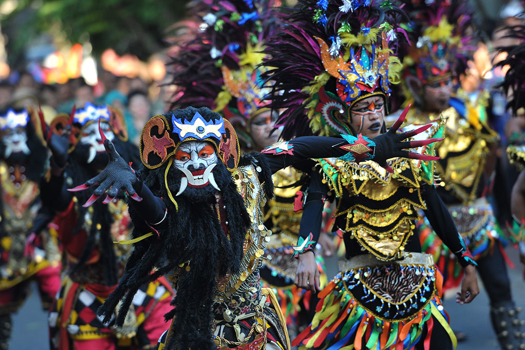 Seniman Kota Madiun membawakan tari Topeng Ireng dalam parade budaya.