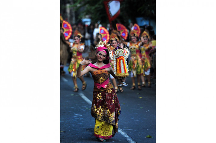 Seniman Kota Denpasar membawakan tari kolaborasi dalam parade budaya.
