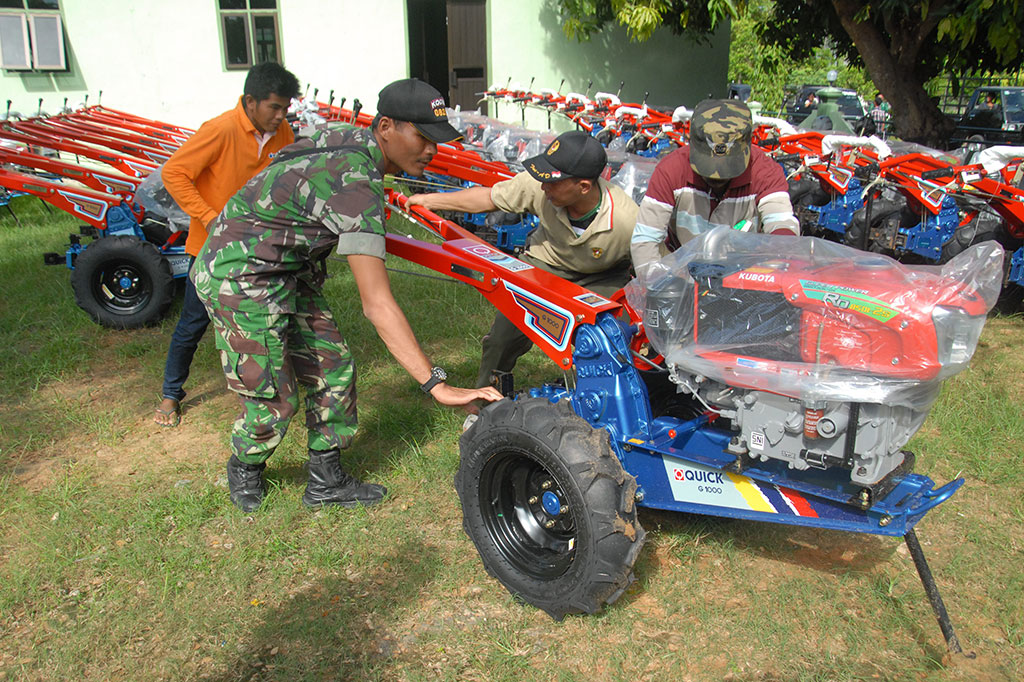 Kementan Serahkan Bantuan 80 Unit Traktor Tangan