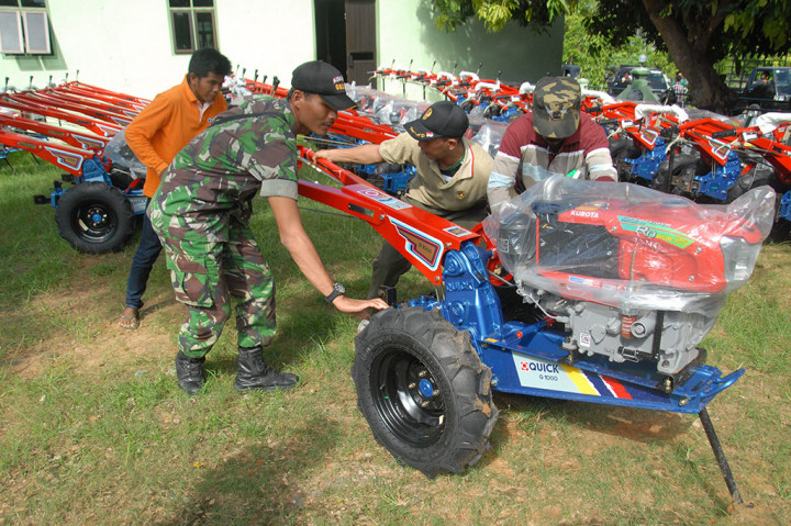 Kementan Serahkan Bantuan 80 Unit Traktor Tangan