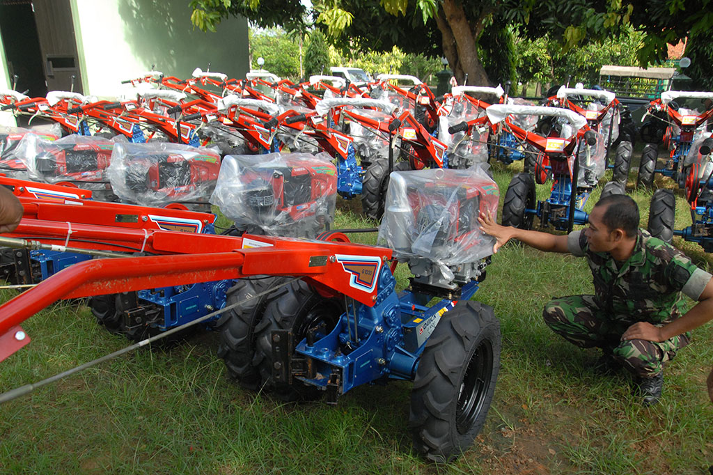 Kementan Serahkan Bantuan 80 Unit Traktor Tangan