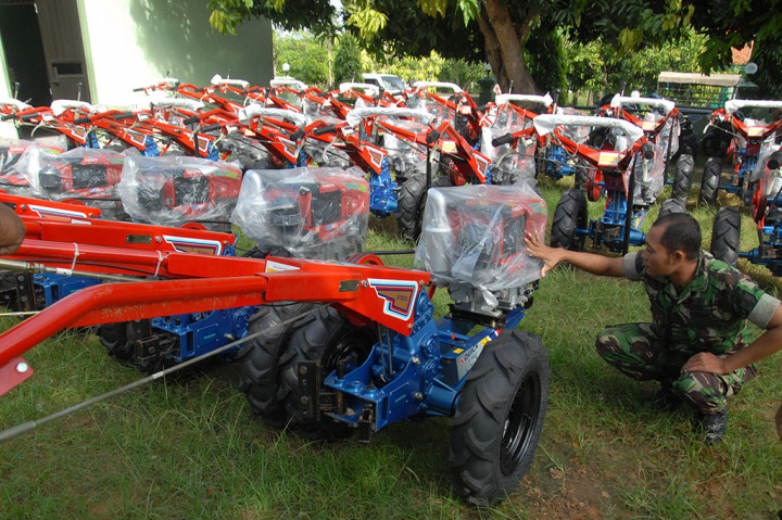 Kementan Serahkan Bantuan 80 Unit Traktor Tangan