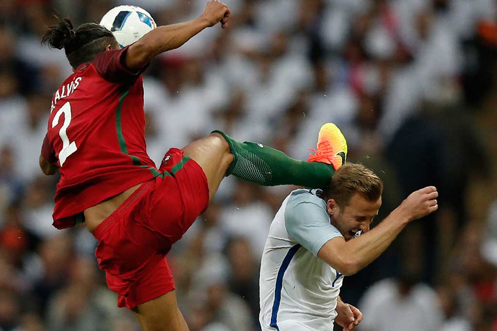 Terjadi insiden pada menit ke-35 saat kaki Bruno Alves menghantam kepala striker Inggris Harry Kane.