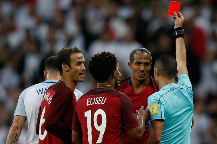 Tak ayal wasit langsung mengganjar pemain Portugal tersebut dengan kartu merah. Meski unggul jumlah pemain namun Inggris gagal mencetak gol hingga waktu jeda.