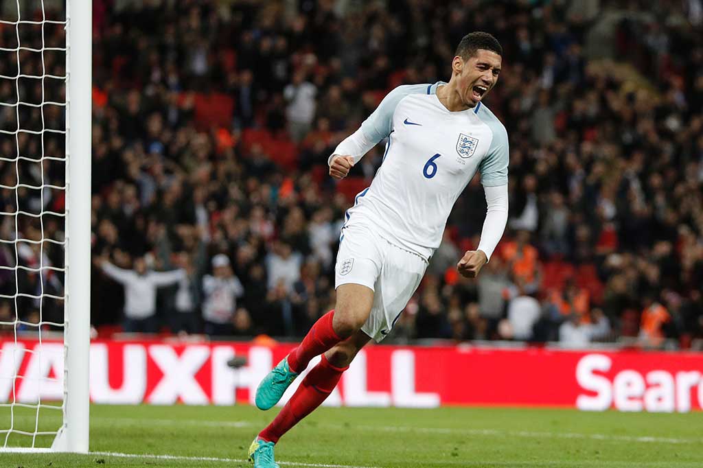 Smalling melakukan selebrasi usai mencetak gol ke gawang Portugal.