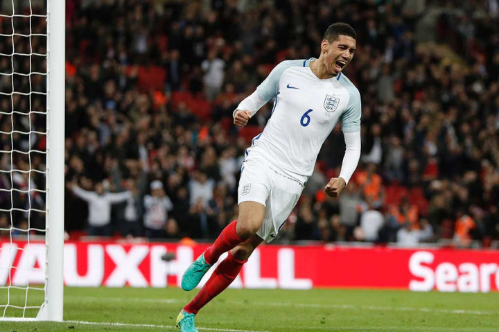 Smalling melakukan selebrasi usai mencetak gol ke gawang Portugal.