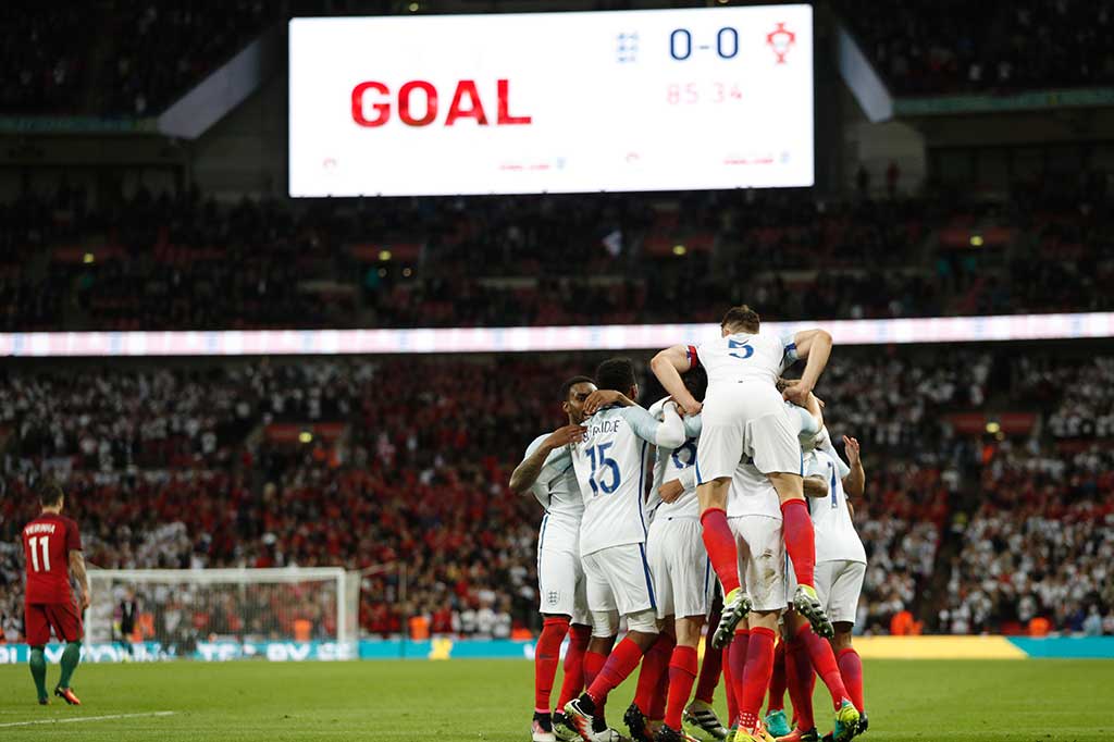 Para pemain Inggris meluapkan kegembiraan mereka.
