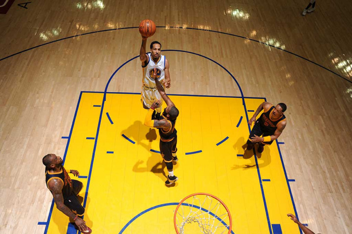 Shaun Livingston mencetak 20 poin dari bangku cadangan untuk membantu Warriors menundukkan Cavaliers.