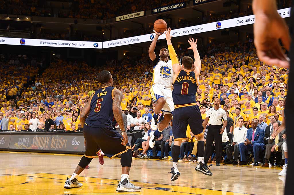 Dan Leandro Barbosa menambah 11 poin.