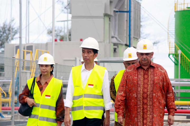 Presiden  didampingi Menteri BUMN Rini Soemarmo dan Dirut PLN Sofyan Basyir (kanan) berjalan bersama di lokasi Pembangkit Listrik Tenaga Gas (PLTG) Paguat.