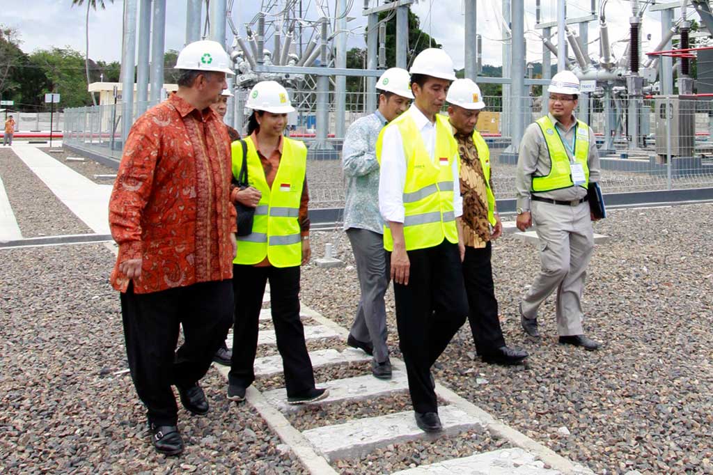 Terkait peresmian pembangkit listrik, Jokowi meminta pihak-pihak terkait melaporkan berapa rumah tangga, pelaku UMKM yang dapat dialiri dengan pembangkit listrik baru.