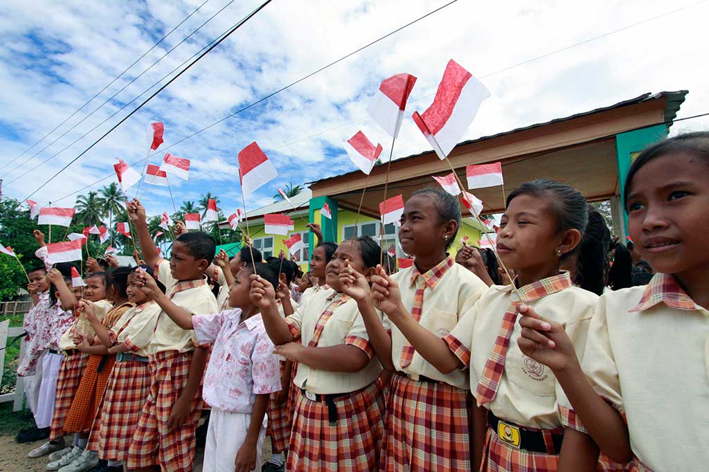 Siswa di Kabupaten Pohuwato antusias menyambut kedatangan Presiden yang meresmikan PLTG Paguat.