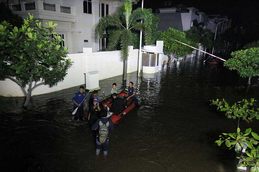 Petugas mengevakuasi warga saat banjir menggenangi kawasan Perumahan Pantai Mutiara, Jakarta, Sabtu (4/6/2016) dini hari. 