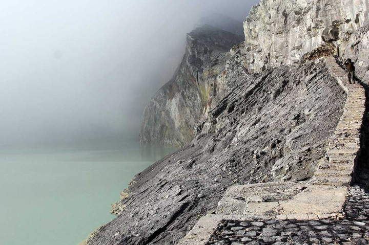 Pemerintah akan Bangun Kereta Gantung di Kawah Ijen