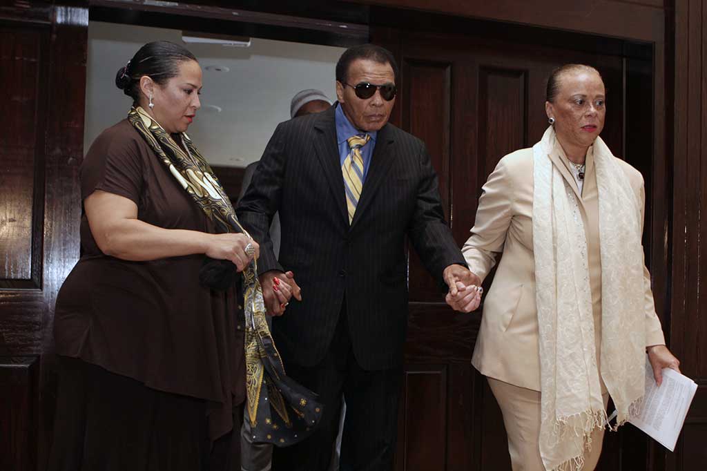 Mantan juara dunia kelas berat Ali (74) telah mengalami serangan Parkinson lebih dari tiga dekade. Ali yang tinggal di Phoenix, Arizona, akhir-akhir ini sering mengalami masalah kesehatan.