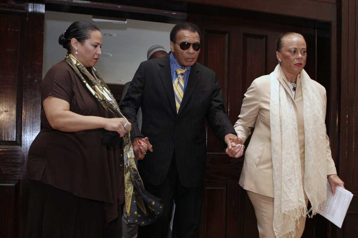 Mantan juara dunia kelas berat Ali (74) telah mengalami serangan Parkinson lebih dari tiga dekade. Ali yang tinggal di Phoenix, Arizona, akhir-akhir ini sering mengalami masalah kesehatan.