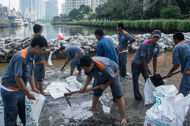 Tanggul Jebol di Pantai Mutiara Diperbaiki
