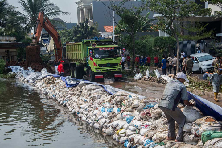 Tanggul Jebol di Pantai Mutiara Diperbaiki