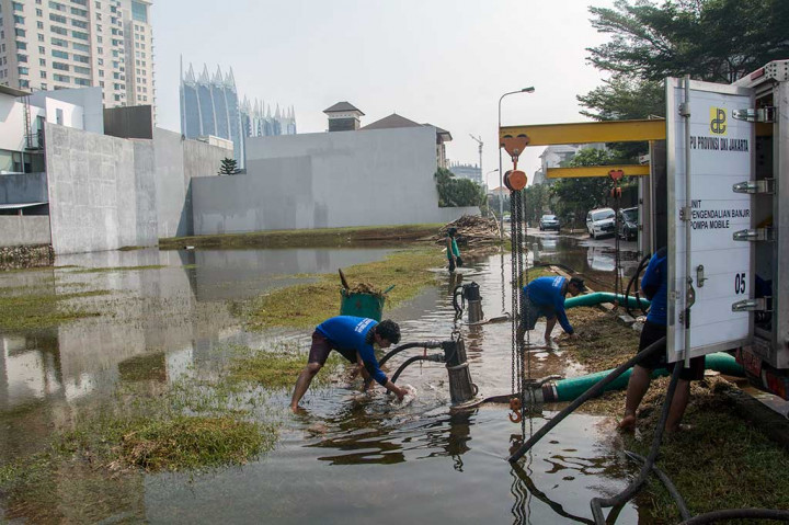 Mesin pompa air milik DPU DKI Jakarta menyedot air yang menggenangi kawasan perumahan Pantai Mutiara.