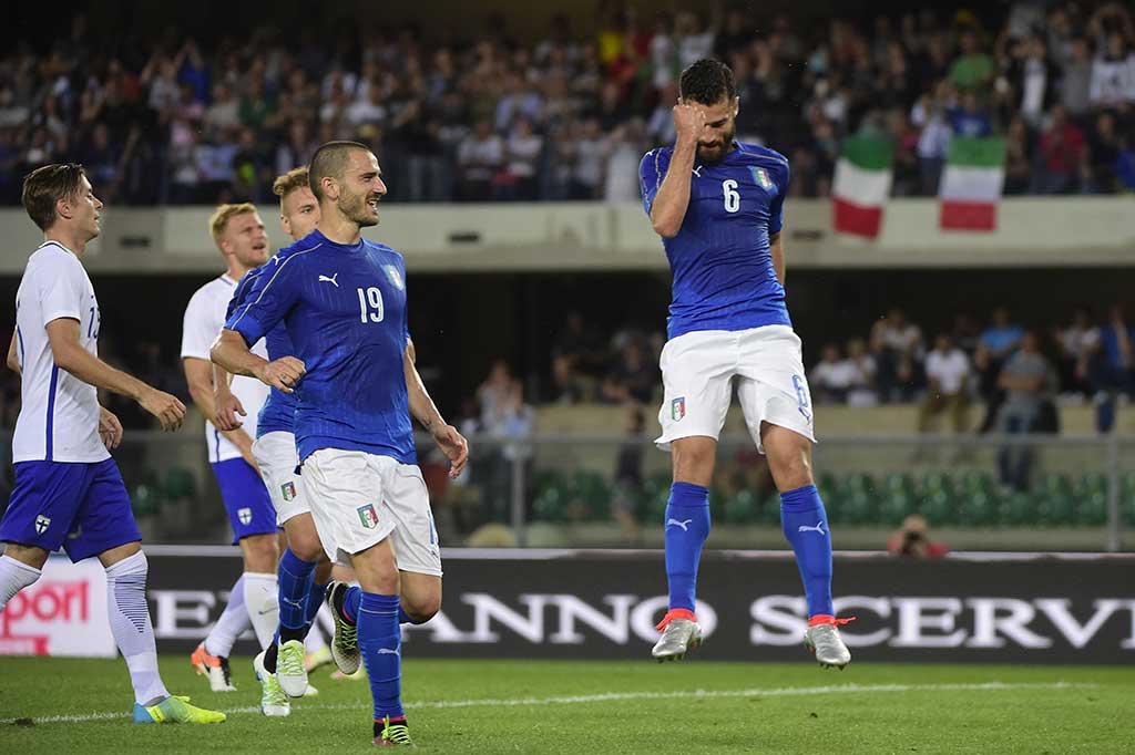 Italia membuka keunggulan pada menit ke-27 lewat penalti Antonio Candreva, setelah pemain Lazio tersebut dilanggar Perparim Hetemaj di kotak terlarang.