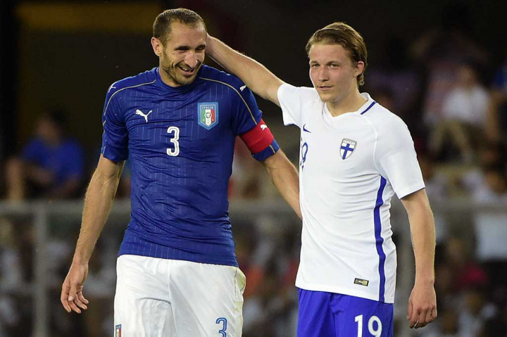Bek Finlandia Alexander Ring memberi selamat kepada bek Italia Giorgio Chiellini.