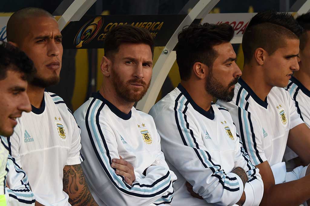 Kapten Argentina itu merasa sakit pada punggungnya pada pertandingan persahabatan melawan Honduras pada 27 Mei. Argentina menang 1-0 pada laga tersebut.