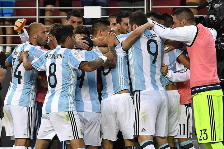 Para pemain Argentina meluapkan kegembiraan mereka.