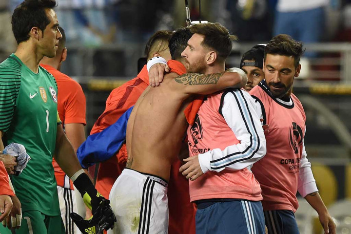 Lionel Messi memberi selamat kepada Augusto Fernandez. Argentina kini bersama Panama memimpin Grup D dengan 3 poin.