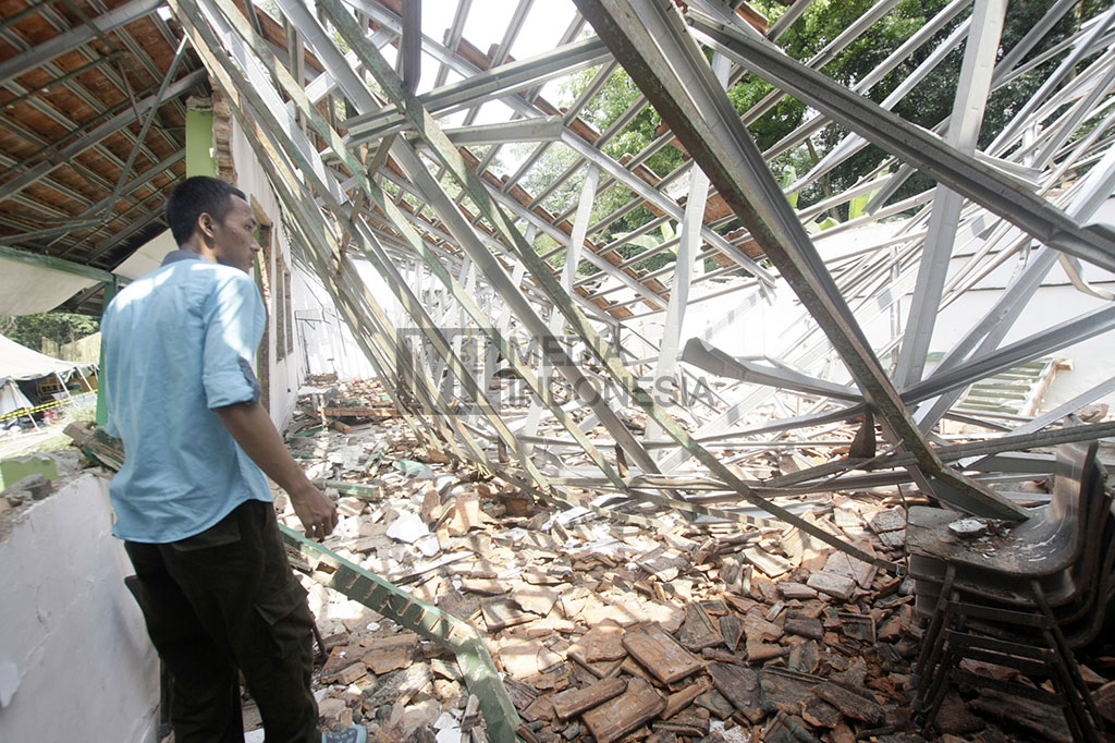 Atap Gedung Menwa UI Roboh