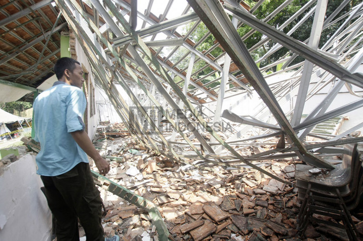 Atap Gedung Menwa UI Roboh