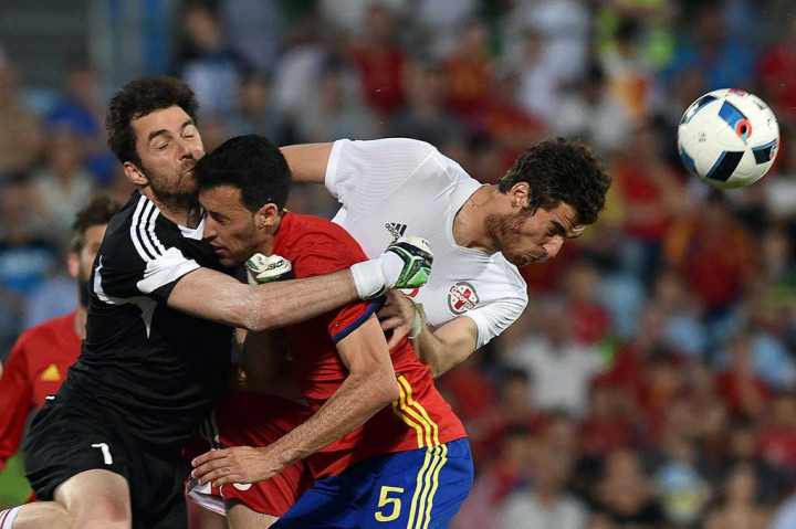 Spanyol menguasai jalannya pertandingan namun sulit untuk menembus gawang Georgia yang dijaga oleh Nukri Revishvili.