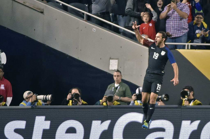 Empat menit jelang bubaran, Graham Zusi yang menggantikan Wood memperbesar keunggulan AS menjadi 4-0.