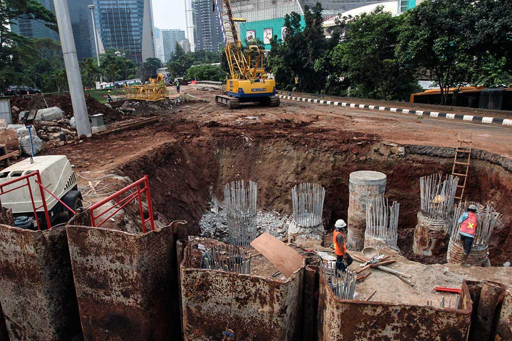 Pekerja menyelesaikan pembangunan tiang pancang pembangunan simpang Semanggi di kawasan Semanggi, Jakarta. ANTARA/Muhammad Adimaja