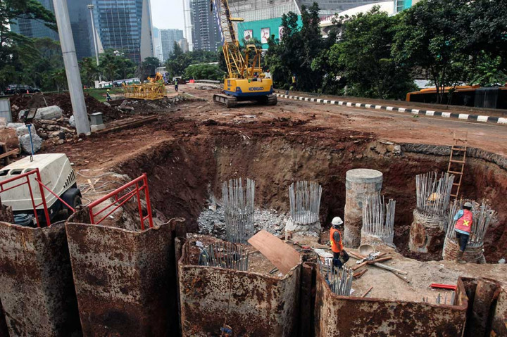 Pekerja menyelesaikan pembangunan tiang pancang pembangunan simpang Semanggi di kawasan Semanggi, Jakarta. ANTARA/Muhammad Adimaja