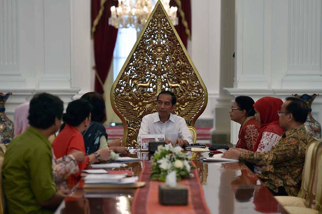 Presiden didampingi Menteri Pemberdayaan Perempuan dan Perlindungan Anak Yohana Susana Yembise, Menteri Sosial Khofifah Indar Parawansa dan Mensesneg Pratikno menerima pengurus Komnas Perempuan